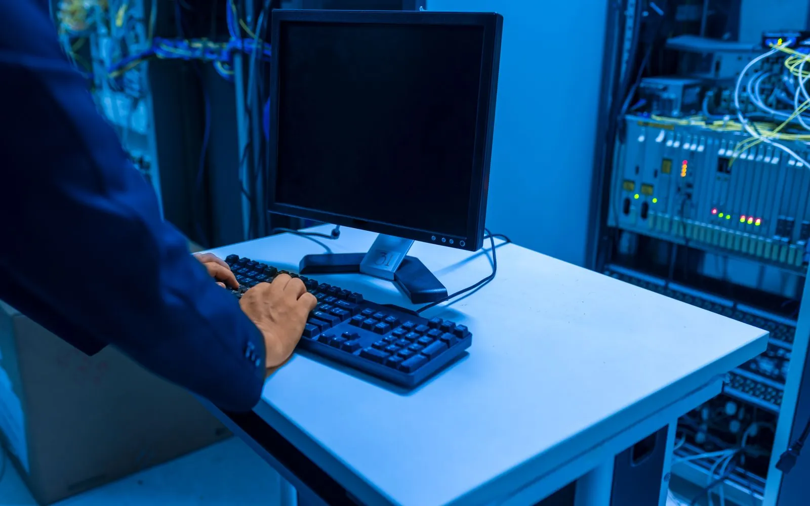 Técnico de TI operando infraestrutura em datacenter