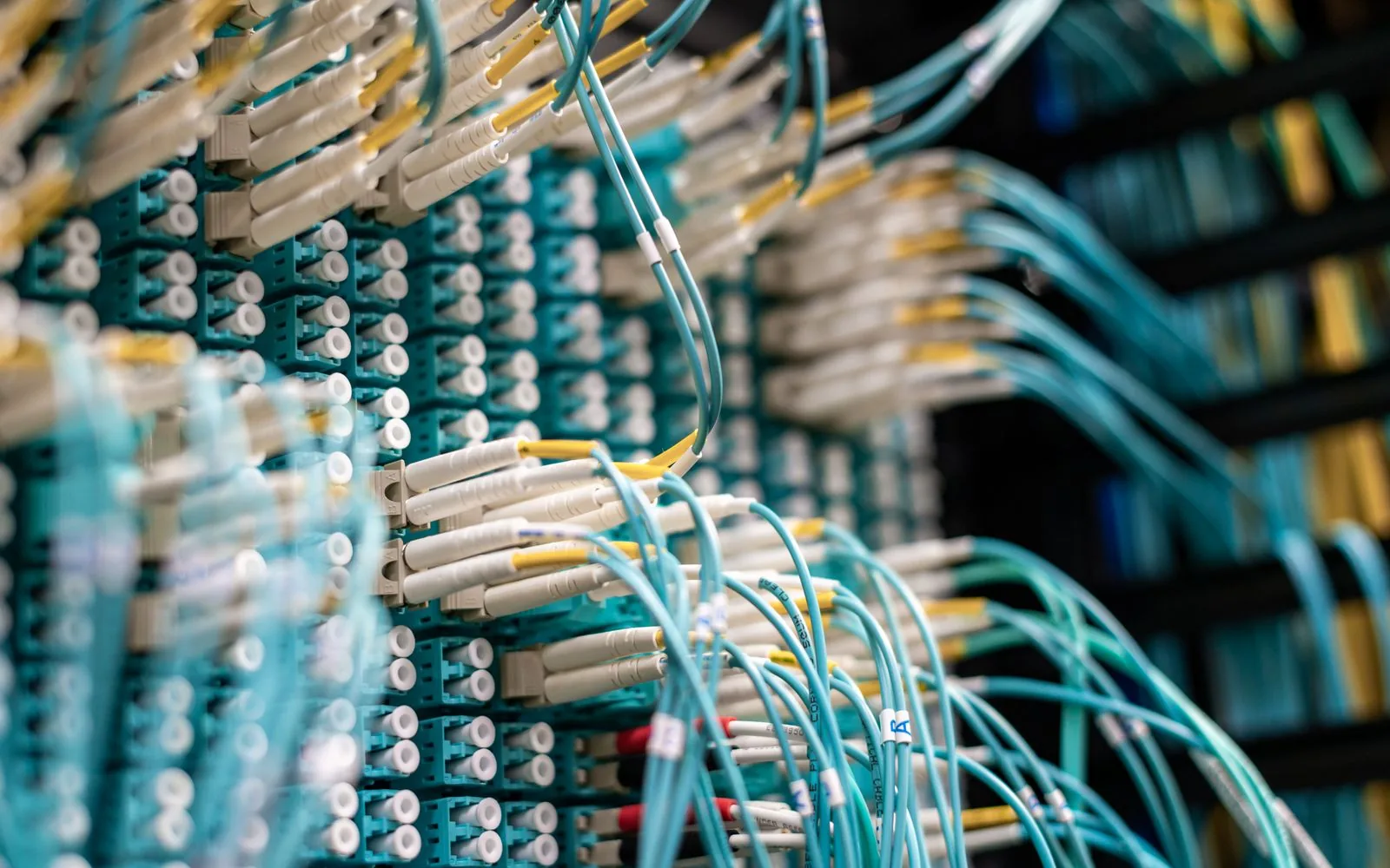 Cabeamento estruturado de fibra óptica em rack